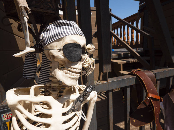 Un primo piano dello scheletro all'ingresso del parco giochi a tema pirata per bambini
. - Foto, immagini