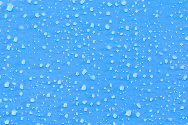 Σταγόνες βροχής σε μπλε φόντο - Φωτογραφία, εικόνα