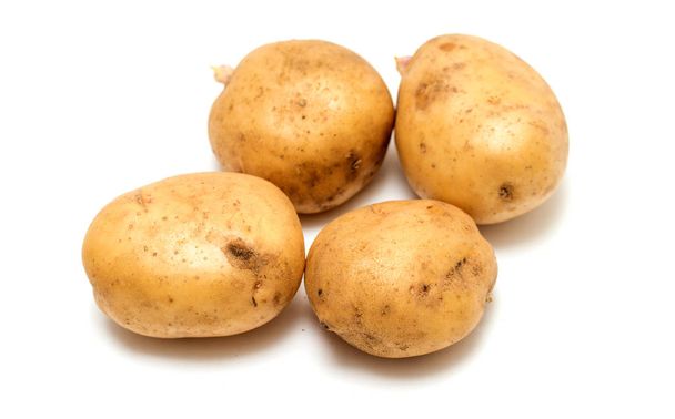 Patatas orgánicas crudas aisladas sobre fondo blanco
 - Foto, Imagen