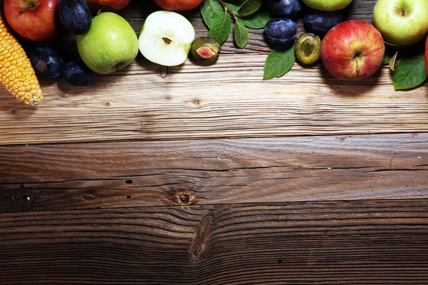 Divers fruits frais. Thanksgiving citrouille, pommes et maïs sur fond rustique
 - Photo, image