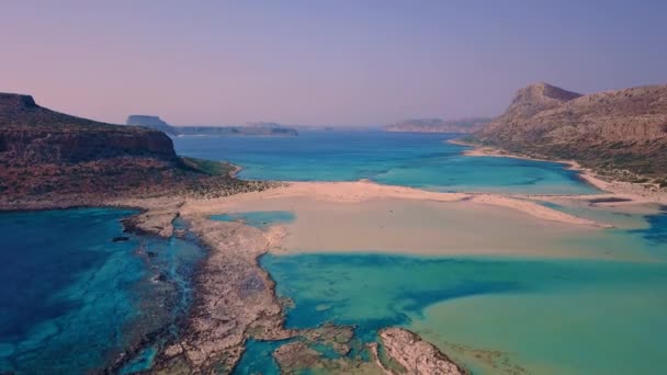 Luchtfoto Drone beelden baai van Balos, Kreta - drone verlagen positie - Video