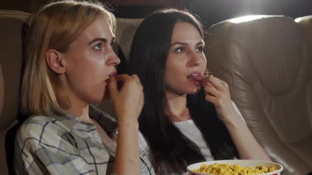 Belles femmes montrant pouces levés tout en regardant un film au cinéma
 - Séquence, vidéo