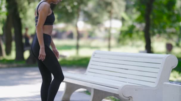 Γυναίκα κάθεται στον πάγκο και μασάζ νοσούντων γόνατος - Πλάνα, βίντεο
