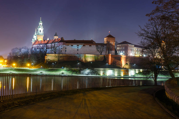 Το κάστρο της Κρακοβίας το βράδυ Κρακοβία με αντανάκλαση στο ποτάμι, Πολωνία. Μακρύ χρόνο έκθεσης - Φωτογραφία, εικόνα