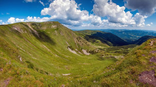 Amazing mountain landscape in vivid sunny day, natural outdoor travel background. Dramatic and picturesque scene of Carpathian mountains in Ukraine. - Foto, immagini