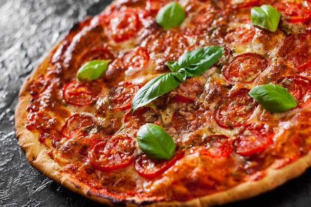  Pizza Mozzarella peyniri, domates, biber, baharat ve taze fesleğen. İtalyan pizza. Pizza Margherita veya Margarita - Fotoğraf, Görsel