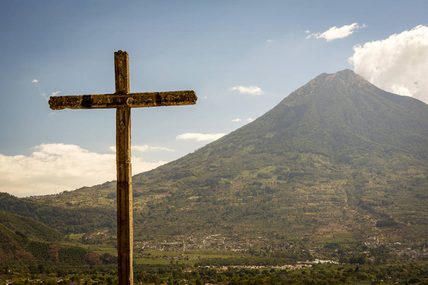 Cerro de la Cruz смотровая площадка над туристическим городом Антигуа, Guatemala с вулканом позади
 - Фото, изображение