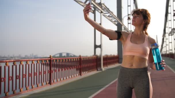 Smartphone zelfportret voor senior vrouwelijke runner - Video