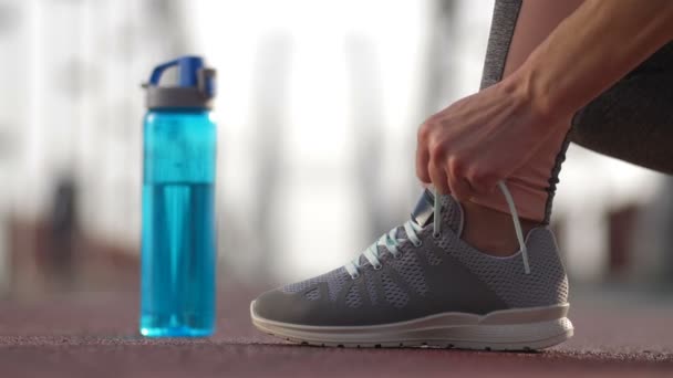 Acercamiento corredores pies en zapatillas de deporte atando cordones
 - Metraje, vídeo