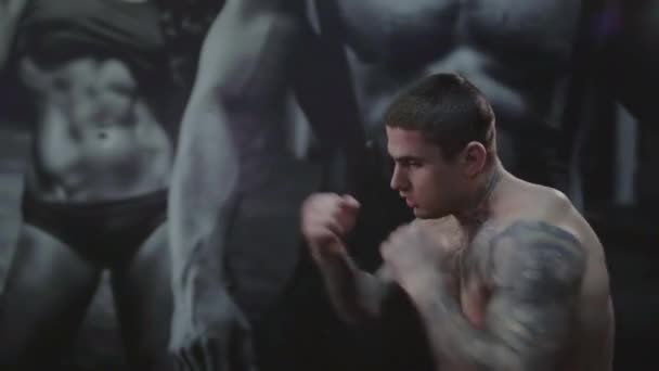 Handsome guy boxing on the background of a beautiful mural - Video