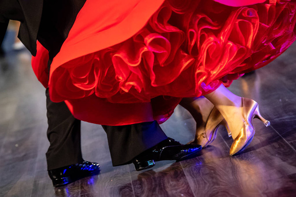 Nohy mladých tanečníků na tanečním parketu - Fotografie, Obrázek