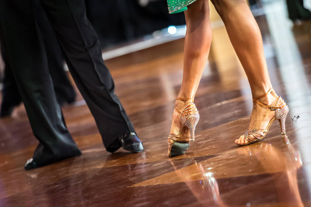 Танцовщицы на ногах
 - Фото, изображение
