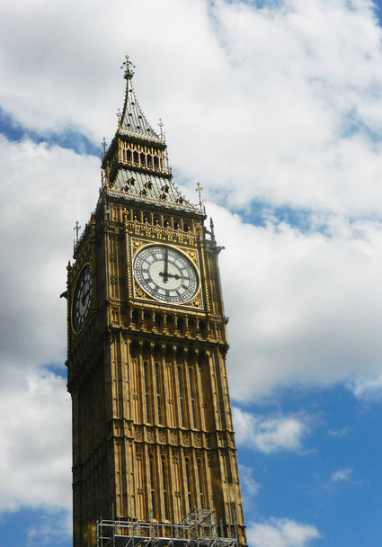 Big Ben wieża z zegarem i błękitne niebo i chmura - Zdjęcie, obraz