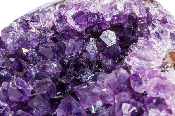 Close-up van Amethist Crystal Druse macro mineraal op witte achtergrond - Foto, afbeelding