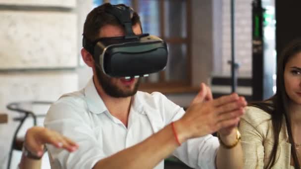 De mensen met virtuele realiteit headsets op een bouwplaats. De vrouw toont aan groep van architecten en ingenieurs van het project van de toekomstige inrichting van de kamer in de 3D-simulator - Video
