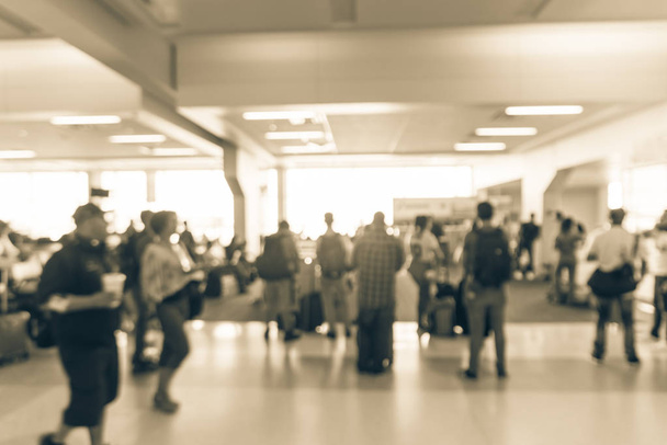Pasajeros de tono vintage con equipaje de pie y sentados en la zona de espera del aeropuerto Dallas Fort Worth, Texas, Estados Unidos. Borroso y diverso grupo de personas haciendo cola como transporte abstracto, antecedentes de viaje
 - Foto, imagen