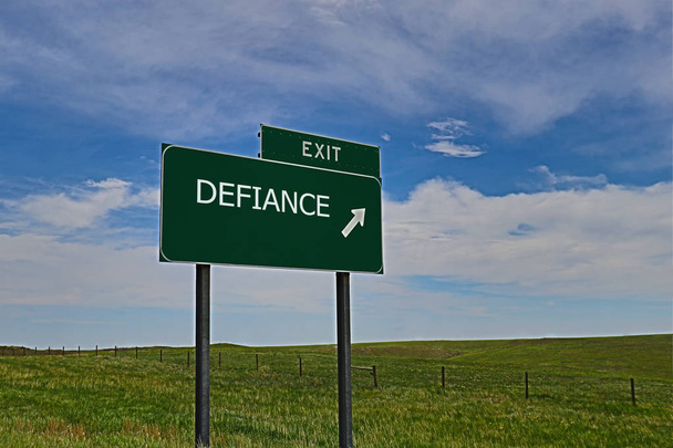znak drogowy w kierunku do DEFIANCE - Zdjęcie, obraz