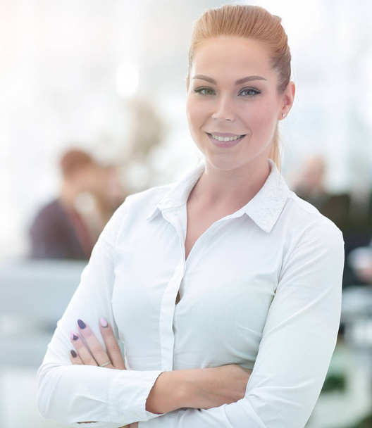 portrait of confident business woman on the background of the office. - Foto, Imagem