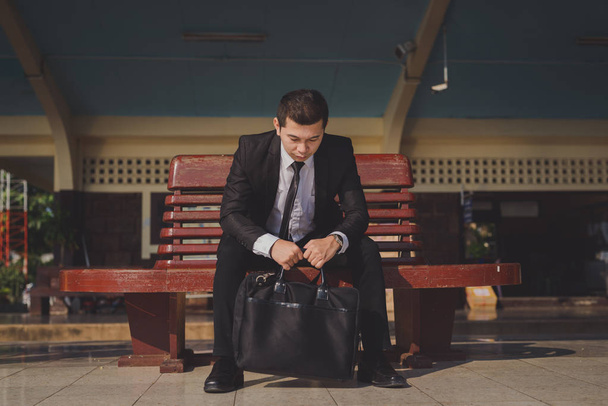 junger asiatischer Geschäftsmann fühlt sich gestresst / Sorgen / Kopfschmerzen / Enttäuschung während der Arbeit - Foto, Bild