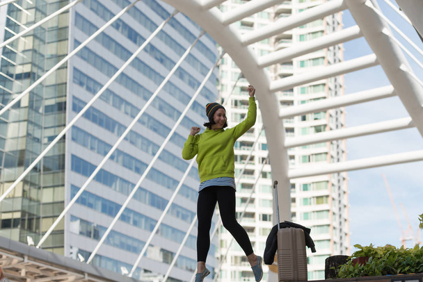 Izgatott orosz gyönyörű nő ugrás raising karját poggyász utazási utazás ötletek koncepció. Boldog boldog asszony turisztikai, nyaralás üdülés, téli utazó - Fotó, kép