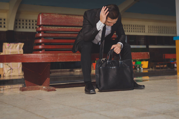 Jeune homme d'affaires asiatique se sentent stressé / inquiétude / maux de tête / déception pendant le travail
 - Photo, image