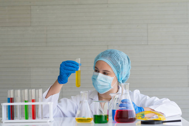 Venäläinen naistutkija laboratoriossa lasiputkien kanssa. testata nestemäistä liuosta tieteen tai kemian kaava
 - Valokuva, kuva