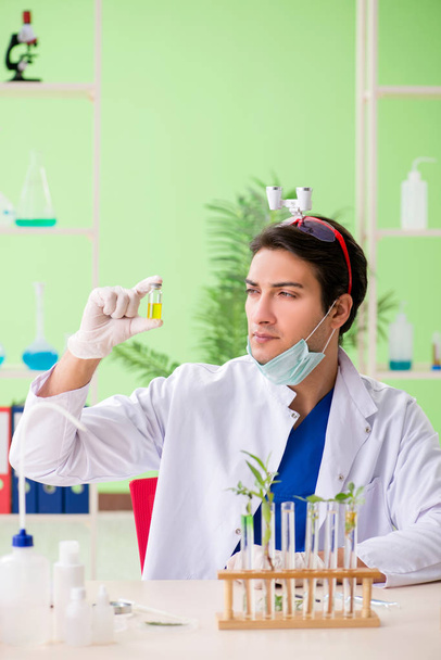 Молодий біотехнолог хімік, що працює в лабораторії
 - Фото, зображення