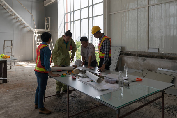 Grupo de engenheiros Ásia e reunião de trabalhadores, discussão com a construção no local de trabalho em ambiente amigável brincando e se divertindo durante o processo de trabalho
 - Foto, Imagem