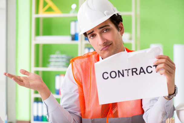 Enojado supervisor de construcción cancelar contrato  - Foto, Imagen
