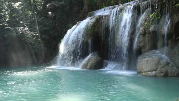 cascata ad ovest della Thailandia (cascata di Erawan
) - Filmati, video