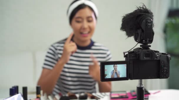 Beauty-Blogger präsentieren Schönheitskosmetik, während sie vor der Kamera sitzen, um Videos aufzunehmen. schöne Frau verwenden Pinsel, während Überprüfung Make-up-Tutorial Live-Video übertragen, um soziale Netzwerke über das Internet. - Filmmaterial, Video