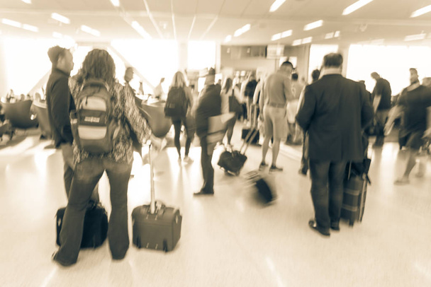 アメリカの空港の搭乗ゲートで並んで待っている荷物と乗客のぼけクローズ アップ多様なグループ。旅行者のジェット機橋、最終搭乗ゲートにオンボードにキューのぼやけたグループ - 写真・画像