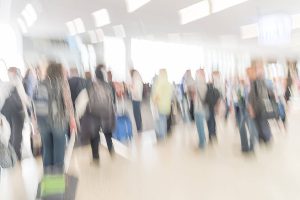 Размытые различные группы пассажиров с багажом ожидания в очереди на посадку в аэропорту в США. Размытая группа путешественников, стоящих в очереди на борт реактивного самолета-моста, посадка на посадку
 - Фото, изображение