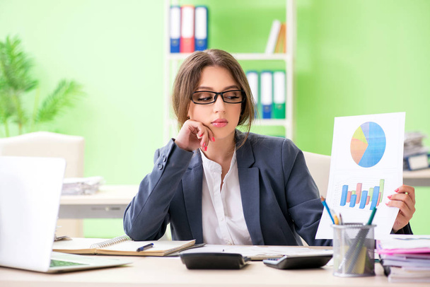 Женщина финансовый менеджер представляет график сидя в O - Фото, изображение