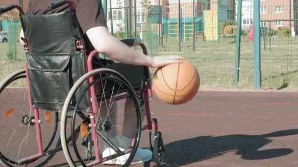Uomo disabile gioca a basket dalla sedia a rotelle, all'aria aperta
 - Filmati, video
