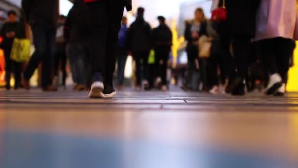 Menigte lopen in winkelcentrum, sluiten van voeten - Video