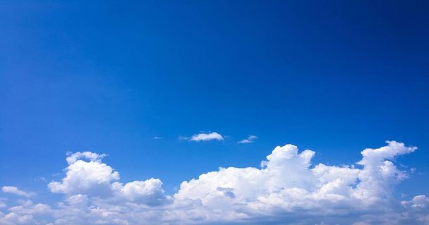 Krásné mraky na pozadí modré oblohy. Mrak nebe. Modrá obloha s oblačné počasí, příroda cloud. Bílá oblaka, modrá obloha a slunce - Fotografie, Obrázek