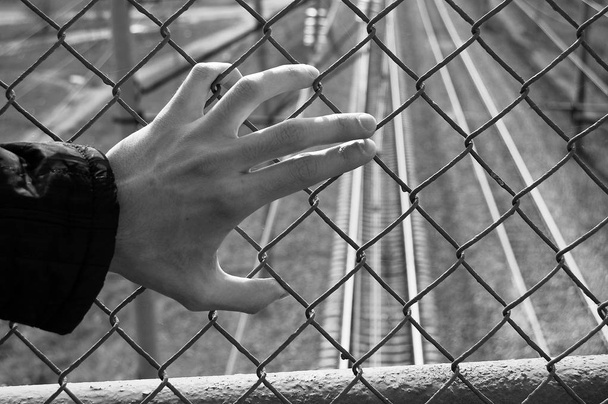 Ruka je ve vězení dramatické negativní shot - Fotografie, Obrázek
