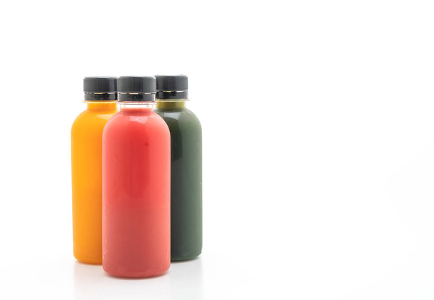garrafa de suco de frutas e vegetais (bebida saudável) isolada em fundo branco
 - Foto, Imagem
