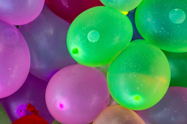 Çok parlak ve renkli su balonları yakın çekim. - Fotoğraf, Görsel