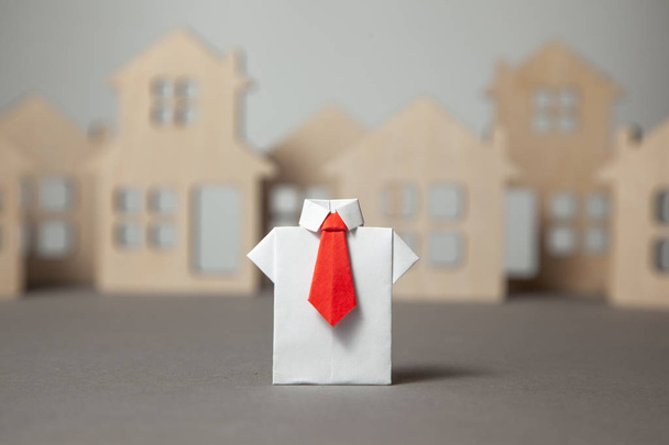 Wählen Sie ein gutes Zuhause. Makler in Hemd und Krawatte hilft bei Kauf oder Miete  - Foto, Bild