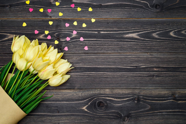 Весенний фон с пучком цветков тюльпанов, розовое сердце на деревянном фоне, пространство для копирования. Плоский лежал. Открытки на день святого Валентина, День женщины (8 марта), День матери
, - Фото, изображение