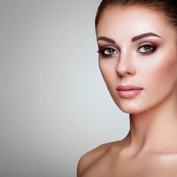 Beautiful Young Woman with Clean Fresh Skin. Perfect Makeup. Beauty Fashion. Eyelashes. Cosmetic Eyeshadow. Highlighting. Cosmetology, Beauty and Spa - Фото, изображение