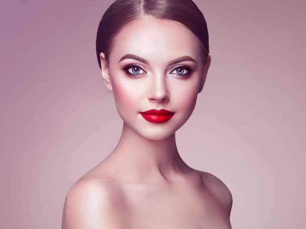 Beautiful Young Woman with Clean Fresh Skin. Perfect Makeup. Beauty Fashion. Eyelashes. Cosmetic Eyeshadow. Highlighting. Cosmetology, Beauty and Spa - 写真・画像