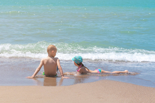 Piękny chłopak i dziewczyna na plaży podczas letnich wakacji  - Zdjęcie, obraz