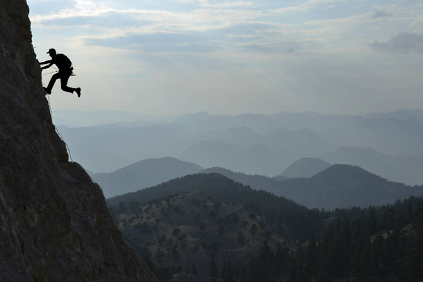 escalada en roca, coraje, acantilado y lugares peligrosos
 - Foto, Imagen