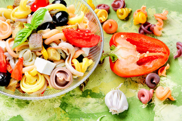 Italiaanse salade met pasta en gebakken groenten. Italiaanse keuken - Foto, afbeelding