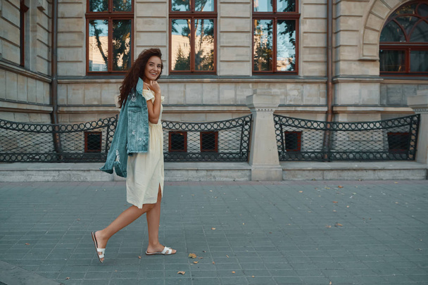 Ritratto di elegante donna bruna sorridente e felice che cammina sul
 - Foto, immagini