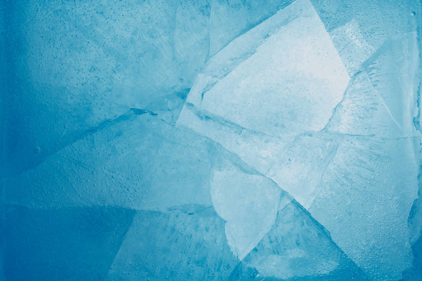 Primer plano del hielo azul agrietado
  - Foto, imagen