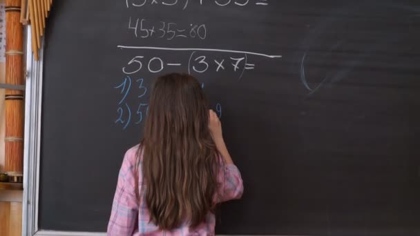 Jonge Student complexe wiskundige formule vergelijking op het bord schrijven. - Video